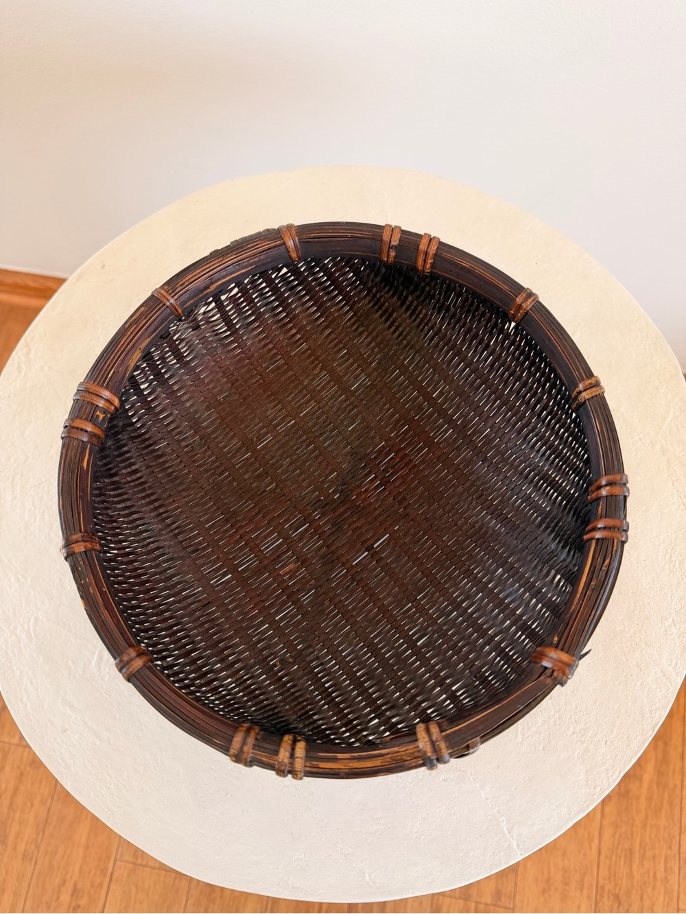 VINTAGE RATTAN WOVEN SEWING BASKET WITH WODD FOOTED LEGS JAPANDI WABI SABI ASIAN - Picture 6 of 7